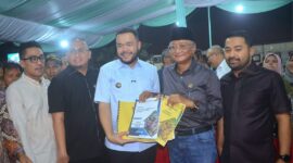 Wali Kota Padang Fadly Amran menyerahkan proposal penanganan banjir Jondul Rawang kepada Menteri PUPR Dody Hanggodo, Jumat (2/5/2025) malam. (Foto: Prokopim Padang)