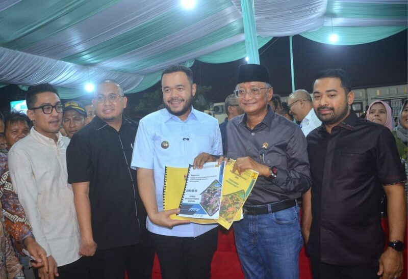 Wali Kota Padang Fadly Amran menyerahkan proposal penanganan banjir Jondul Rawang kepada Menteri PUPR Dody Hanggodo, Jumat (2/5/2025) malam. (Foto: Prokopim Padang)
