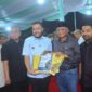Wali Kota Padang Fadly Amran menyerahkan proposal penanganan banjir Jondul Rawang kepada Menteri PUPR Dody Hanggodo, Jumat (2/5/2025) malam. (Foto: Prokopim Padang)