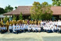 Wakil Wali Kota Padang, Maigus Nasir menjadi pembina upacara bendera di SMPN 23 Padang, Senin (5/5/2025). (Foto: Prokopim Padang)