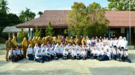 Wakil Wali Kota Padang, Maigus Nasir menjadi pembina upacara bendera di SMPN 23 Padang, Senin (5/5/2025). (Foto: Prokopim Padang)