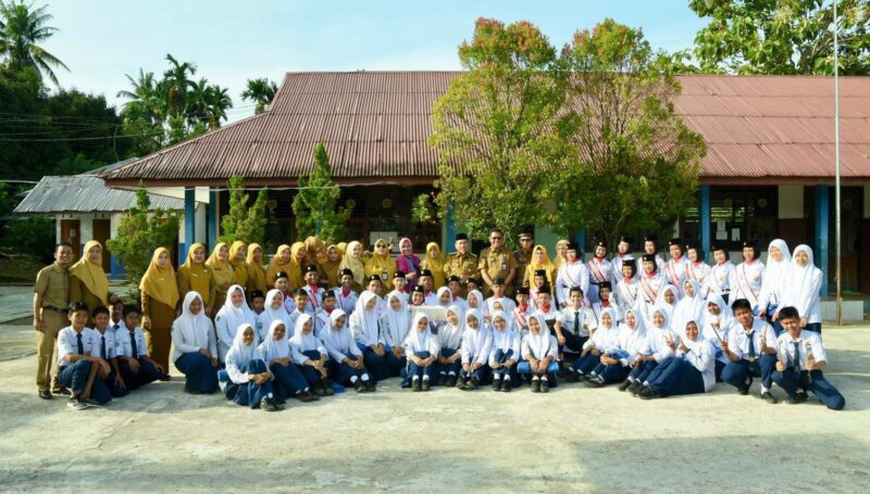Wakil Wali Kota Padang, Maigus Nasir menjadi pembina upacara bendera di SMPN 23 Padang, Senin (5/5/2025). (Foto: Prokopim Padang)