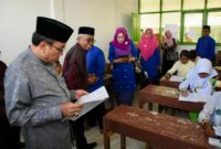 Wawako Padang Maigus Nasir meninjau pelaksanaan ujian MDTA dan TPQ se-Kota Padang, Senin (12/5/2025). (Foto: Prokopim Padang)