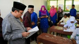 Wawako Padang Maigus Nasir meninjau pelaksanaan ujian MDTA dan TPQ se-Kota Padang, Senin (12/5/2025). (Foto: Prokopim Padang)