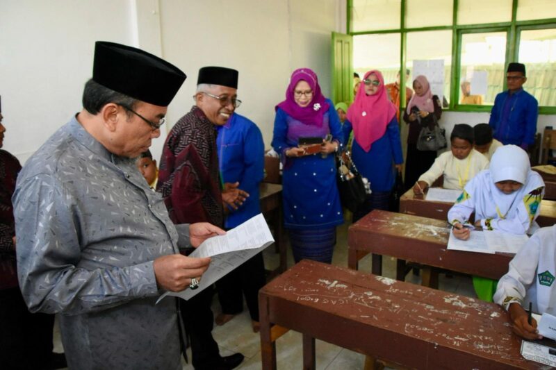Wawako Padang Maigus Nasir meninjau pelaksanaan ujian MDTA dan TPQ se-Kota Padang, Senin (12/5/2025). (Foto: Prokopim Padang)