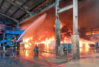 Petugas Damkar Padang berjibaku memadamkan api di PT Teluk Luas, Minggu (18/5/2025). (Foto: Dinas Damkar Padang)