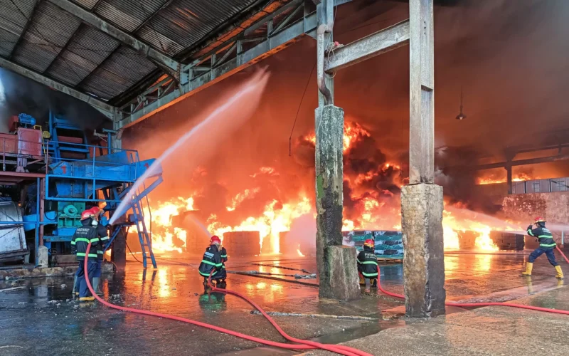 Petugas Damkar Padang berjibaku memadamkan api di PT Teluk Luas, Minggu (18/5/2025). (Foto: Dinas Damkar Padang)