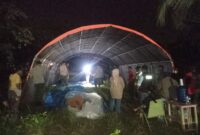 BPBD Padang mendirikan tenda pengungsian bagi warga terdampak kebakaran pabrik karet Teluk Luas, Minggu (18/5/2025). (Foto: BPBD Padang)