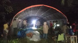 BPBD Padang mendirikan tenda pengungsian bagi warga terdampak kebakaran pabrik karet Teluk Luas, Minggu (18/5/2025). (Foto: BPBD Padang)