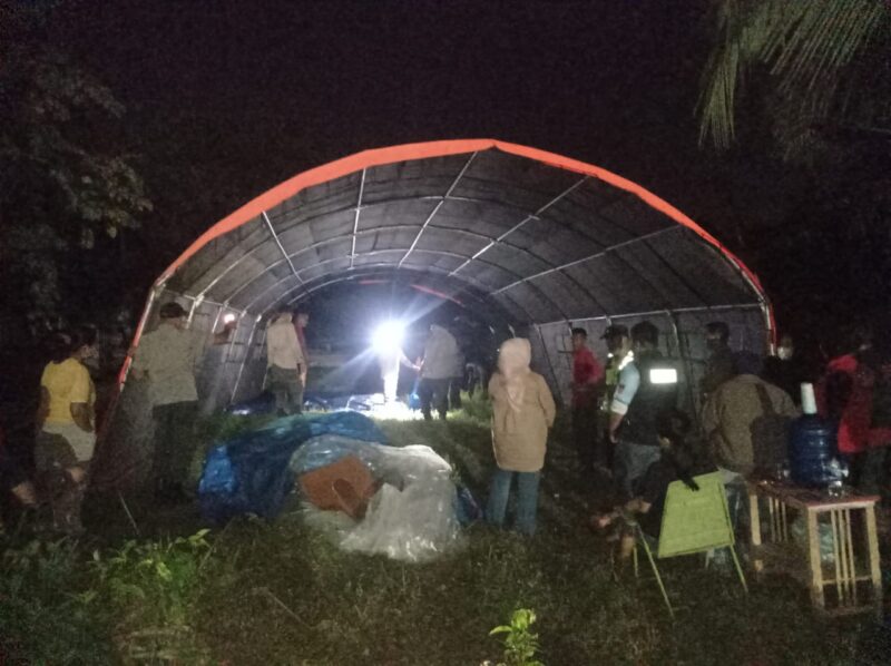BPBD Padang mendirikan tenda pengungsian bagi warga terdampak kebakaran pabrik karet Teluk Luas, Minggu (18/5/2025). (Foto: BPBD Padang)