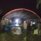 BPBD Padang mendirikan tenda pengungsian bagi warga terdampak kebakaran pabrik karet Teluk Luas, Minggu (18/5/2025). (Foto: BPBD Padang)