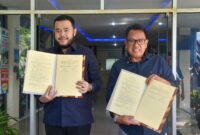 Pemko Padang menyerahkan satu unit mobil dinas Toyota Kijang Innova kepada BNNP Sumbar. (Foto: Prokopim Padang)