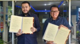 Pemko Padang menyerahkan satu unit mobil dinas Toyota Kijang Innova kepada BNNP Sumbar. (Foto: Prokopim Padang)