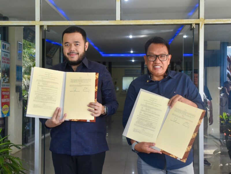 Pemko Padang menyerahkan satu unit mobil dinas Toyota Kijang Innova kepada BNNP Sumbar. (Foto: Prokopim Padang)