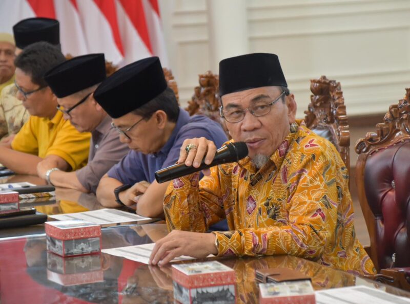 Wakil Wali Kota Padang, Maigus Nasir memimpin rapat percepatan sarana dan prasarana Smart Surau di Balai Kota Lama, Sabtu (24/5/2025). (Foto: Prokopim Padang)