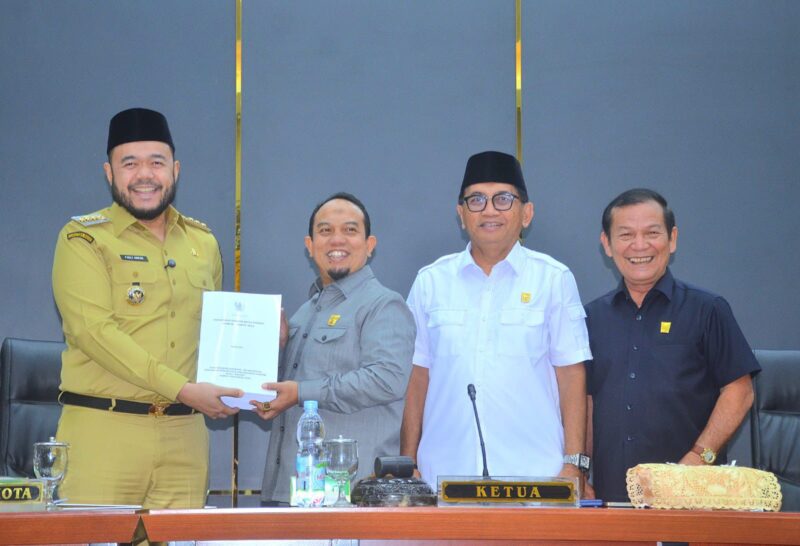 Wali Kota Padang, Fadly Amran menyerahkan Ranperda Pertanggungjawaban Pelaksanaan APBD 2024 kepada DPRD Kota Padang. (Foto: Prokopim Padang)