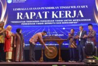 Wali Kota Padang Fadly Amran membuka Raker LLDIKTI Wilayah X di The ZHM Premiere Hotel Padang, Senin (26/5/2025). (Foto: Prokopim Padang)