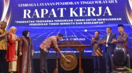 Wali Kota Padang Fadly Amran membuka Raker LLDIKTI Wilayah X di The ZHM Premiere Hotel Padang, Senin (26/5/2025). (Foto: Prokopim Padang)