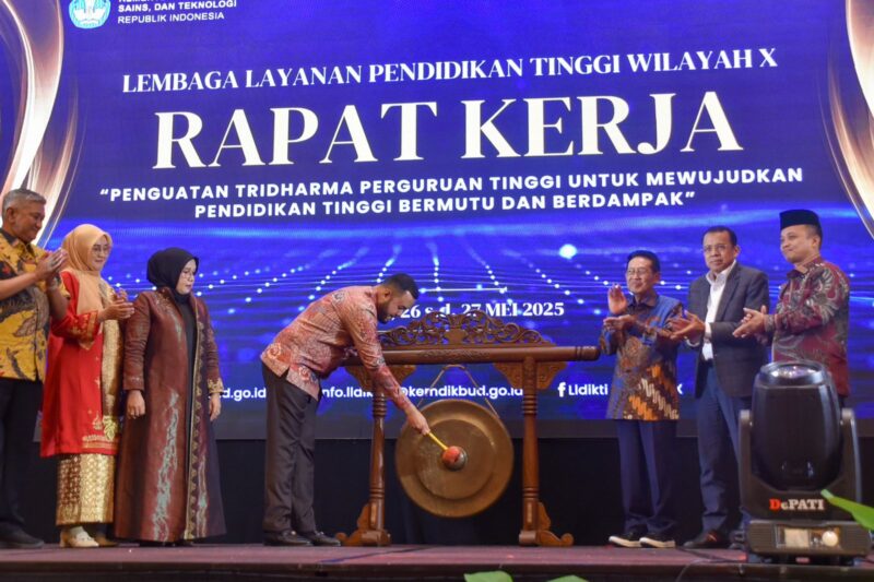 Wali Kota Padang Fadly Amran membuka Raker LLDIKTI Wilayah X di The ZHM Premiere Hotel Padang, Senin (26/5/2025). (Foto: Prokopim Padang)