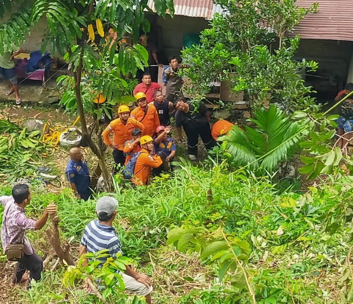 Tim gabungan mengevakuasi seorang buruh yang terjepit pohon saat menebang pohon, Rabu (28/5/2025). (Foto: BPBD Padang)