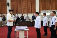 Wali Kota Padang, Fadly Amran mengukuhkan TKPK Kota Padang, di Ruang Bagindo Aziz Chan, Kantor Balai Kota Padang, Rabu (28/5/2025). (Foto: Prokopim Padang)