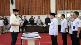 Wali Kota Padang, Fadly Amran mengukuhkan TKPK Kota Padang, di Ruang Bagindo Aziz Chan, Kantor Balai Kota Padang, Rabu (28/5/2025). (Foto: Prokopim Padang)