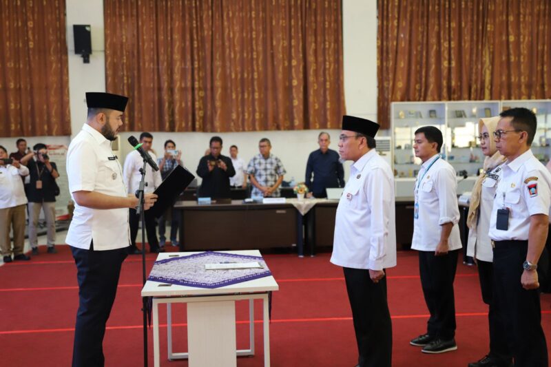 Wali Kota Padang, Fadly Amran mengukuhkan TKPK Kota Padang, di Ruang Bagindo Aziz Chan, Kantor Balai Kota Padang, Rabu (28/5/2025). (Foto: Prokopim Padang)