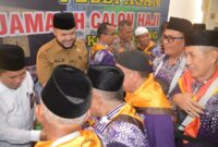 Wali Kota Padang Fadly Amran menyalami calon jamaah haji sebelum berangkat ke Asrama Haji Tabing Padang, Rabu (28/5/2025). (Foto: Prokopim Padang)