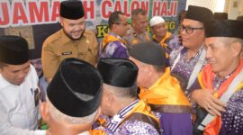 Wali Kota Padang Fadly Amran menyalami calon jamaah haji sebelum berangkat ke Asrama Haji Tabing Padang, Rabu (28/5/2025). (Foto: Prokopim Padang)