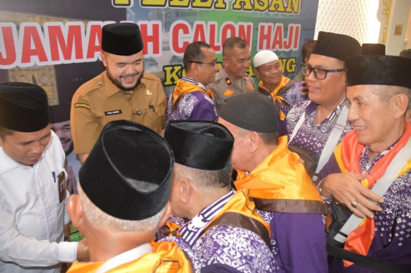 Wali Kota Padang Fadly Amran menyalami calon jamaah haji sebelum berangkat ke Asrama Haji Tabing Padang, Rabu (28/5/2025). (Foto: Prokopim Padang)
