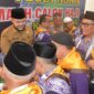 Wali Kota Padang Fadly Amran menyalami calon jamaah haji sebelum berangkat ke Asrama Haji Tabing Padang, Rabu (28/5/2025). (Foto: Prokopim Padang)