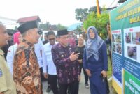 Wakil Wali Kota Padang Maigus Nasir dampingi Wamenkop dan UKM Ferry Juliantono meninjau Koperasi Merah Putih di Padang, Kamis (29/5/2025). (Foto: Prokopim Padang)