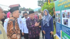Wakil Wali Kota Padang Maigus Nasir dampingi Wamenkop dan UKM Ferry Juliantono meninjau Koperasi Merah Putih di Padang, Kamis (29/5/2025). (Foto: Prokopim Padang)
