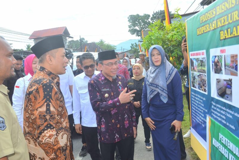 Wakil Wali Kota Padang Maigus Nasir dampingi Wamenkop dan UKM Ferry Juliantono meninjau Koperasi Merah Putih di Padang, Kamis (29/5/2025). (Foto: Prokopim Padang)