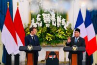 Presiden Prancis, Emmanuel Macron (kiri) dan Presiden RI, Prabowo Subianto (kanan). Presiden Prabowo menyampaikan apresiasi atas dukungan Prancis dalam berbagai sektor, salah satunya pada percepatan transisi energi. (Foto: BPMI Setpres)