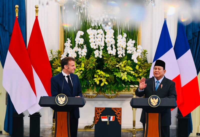 Presiden Prancis, Emmanuel Macron (kiri) dan Presiden RI, Prabowo Subianto (kanan). Presiden Prabowo menyampaikan apresiasi atas dukungan Prancis dalam berbagai sektor, salah satunya pada percepatan transisi energi. (Foto: BPMI Setpres)