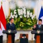 Presiden Prancis, Emmanuel Macron (kiri) dan Presiden RI, Prabowo Subianto (kanan). Presiden Prabowo menyampaikan apresiasi atas dukungan Prancis dalam berbagai sektor, salah satunya pada percepatan transisi energi. (Foto: BPMI Setpres)