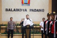 Wali Kota Padang Fadly Amran melepas 11 anggota Paskibraka untuk mengikuti seleksi tingkat Provinsi Sumbar tahun 2025 di lobi Kantor Balai Kota Padang, Rabu (14/5/2025) pagi. (Foto: Prokopim Padang)