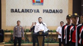 Wali Kota Padang Fadly Amran melepas 11 anggota Paskibraka untuk mengikuti seleksi tingkat Provinsi Sumbar tahun 2025 di lobi Kantor Balai Kota Padang, Rabu (14/5/2025) pagi. (Foto: Prokopim Padang)