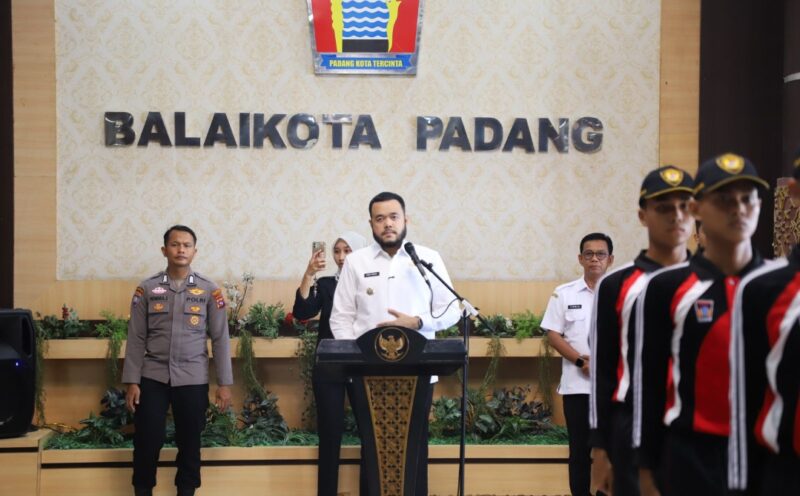 Wali Kota Padang Fadly Amran melepas 11 anggota Paskibraka untuk mengikuti seleksi tingkat Provinsi Sumbar tahun 2025 di lobi Kantor Balai Kota Padang, Rabu (14/5/2025) pagi. (Foto: Prokopim Padang)