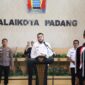 Wali Kota Padang Fadly Amran melepas 11 anggota Paskibraka untuk mengikuti seleksi tingkat Provinsi Sumbar tahun 2025 di lobi Kantor Balai Kota Padang, Rabu (14/5/2025) pagi. (Foto: Prokopim Padang)