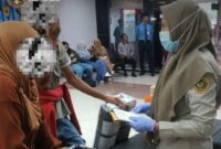 Petugas Karantina Sumbar menemukan buah-buahan saat melakukan pemeriksaan di BIM. (Foto: Karantina Sumbar)