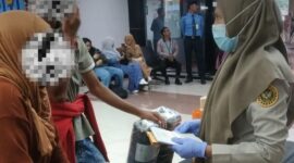 Petugas Karantina Sumbar menemukan buah-buahan saat melakukan pemeriksaan di BIM. (Foto: Karantina Sumbar)