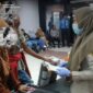 Petugas Karantina Sumbar menemukan buah-buahan saat melakukan pemeriksaan di BIM. (Foto: Karantina Sumbar)