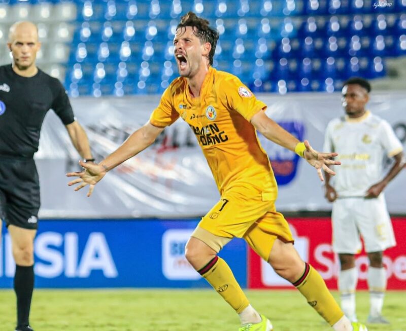 Filipe Chaby usai mencetak gol ke gawang Arema FC. (Foto: IG @semenpadangfcid)