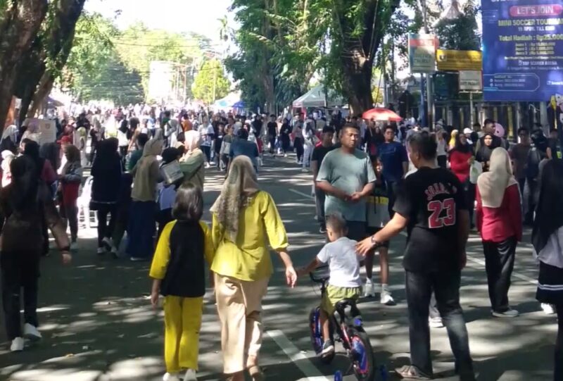 Warga Kota Padang saat berolahraga di kawasan Car Free Day (CFD). (Foto: Ist)