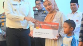 Wali Kota Padang Fadly Amran menyerahkan secara simbolis kartu Padang Juara kepada perwakilan orang tua siswa. (Foto: Prokopim Padang)