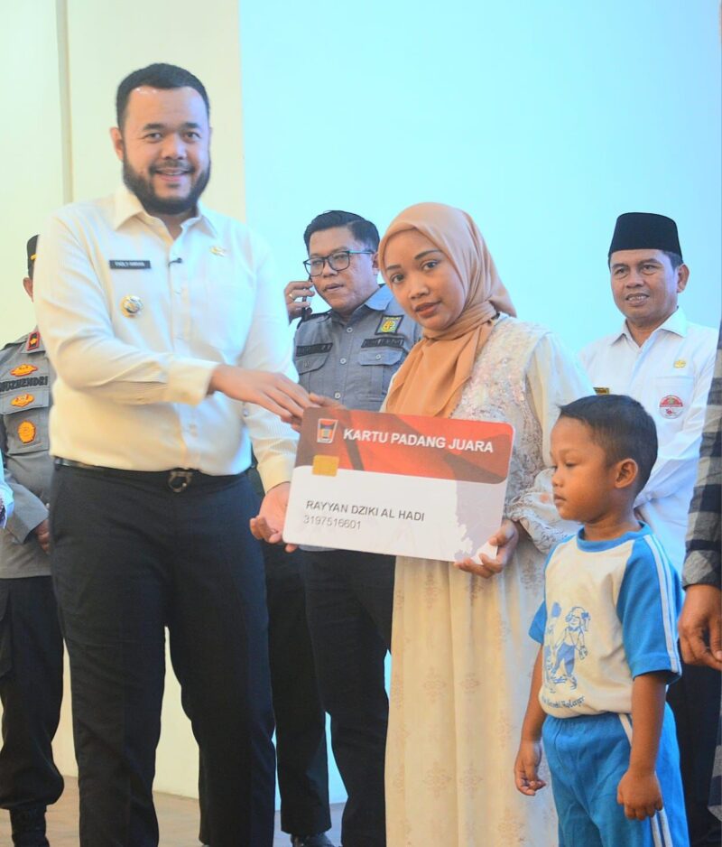 Wali Kota Padang Fadly Amran menyerahkan secara simbolis kartu Padang Juara kepada perwakilan orang tua siswa. (Foto: Prokopim Padang)