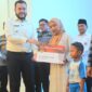 Wali Kota Padang Fadly Amran menyerahkan secara simbolis kartu Padang Juara kepada perwakilan orang tua siswa. (Foto: Prokopim Padang)