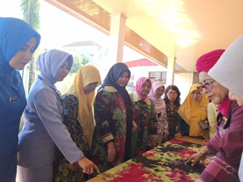GOW Kota Padang menggelar pelatihan menjahit di Palanta Rumah Dinas Wali Kota, Rabu (21/5/2025). (Foto: Prokopim Padang)
